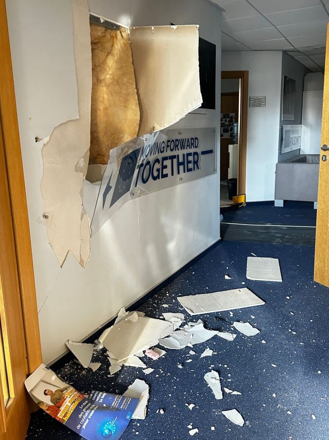 (현지시간) 러시아의 미사일 공격으로 훼손된 우크라이나 수도 키이우 주재 EU(유럽연합) 대표부 건물 /사진=카타리나 마테르노바 주우크라이나 EU 대사 X 계정