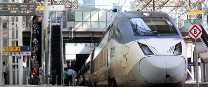 서울역에서 탑승객들이 오가는 모습/사진=뉴시스