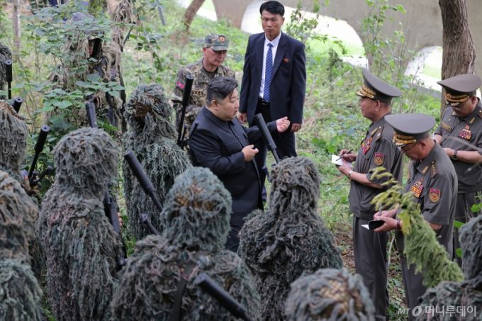 북한 노동당 기관지 노동신문은 28일 "경애하는 김정은동지께서 8월 27일 조선인민군 총참모부직속 특수작전 훈련기지를 방문하시고 저격수 구분대와 특수작전 구분대 훈련실태를 료해(파악)했다"고 보도했다. / 사진=뉴스1(노동신문)