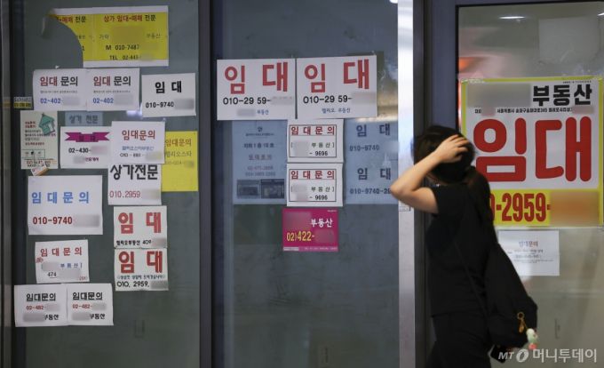 7월 6일 서울 한 종합상가 점포 앞에 임대 안내문이 붙어 있다. /사진=뉴시스