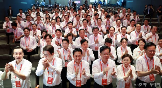 [인천=뉴시스] 김금보 기자 = 장동혁 국민의힘 대표를 비롯한 의원들이 28일 오후 인천 중구 인천국제공항공사 항공교육원에서 열린 2025 국민의힘 국회의원 연찬회에서 슬로건을 외치며 기념촬영을 하고 있다. 2025.08.28. kgb@newsis.com /사진=김금보