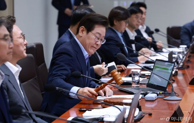 [서울=뉴시스] 고범준 기자 = 이재명 대통령이 29일 서울 용산 대통령실 청사에서 열린 제39회 국무회의(임시)에서 의사봉을 두드리고 있다. (대통령실통신사진기자단) 2025.08.29. bjko@newsis.com /사진=