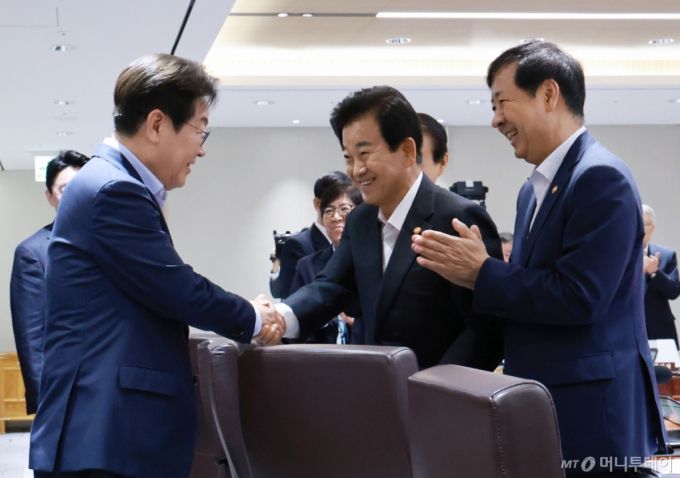 [서울=뉴시스] 고범준 기자 = 이재명 대통령이 29일 서울 용산 대통령실 청사에서 열린 제39회 국무회의(임시)에서 정동영 통일부 장관과 악수하며 입장하고 있다. (대통령실통신사진기자단) 2025.08.29.