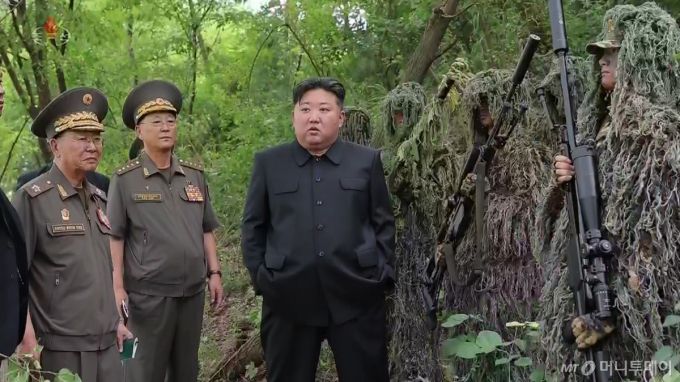 [서울=뉴시스] 김정은 북한 국무위원장이 지난 27일 조선인민군 총참모부직속 특수작전 훈련기지를 방문해 저격수 구분대와 특수작전 구분대 훈련실태를 점검했다고 조선중앙TV가 28일 보도했다. (출처=조선중앙TV 캡쳐) 2025.08.28. photo@newsis.com *재판매 및 DB 금지