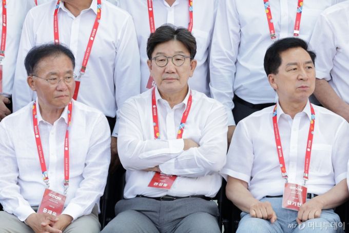 (인천=뉴스1) 신웅수 기자 = 권성동 국민의힘 의원이 28일 오후 인천 인천국제공항공사 인재개발원에서 열린 국민의힘 국회의원 연찬회에서 생각에 잠겨 있다. 2025.8.28/뉴스1  Copyright (C) 뉴스1. All rights reserved. 무단 전재 및 재배포,  AI학습 이용 금지. /사진=(인천=뉴스1) 신웅수 기자