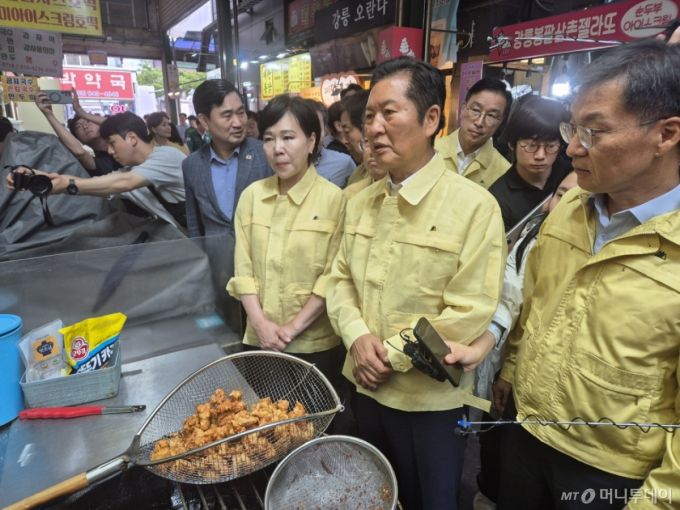 (강릉=뉴스1) 윤왕근 기자 = 정청래 더불어민주당 대표가 26일 강원 강릉 오봉저수지 가뭄 현장 방문에 이어 강릉중앙시장을 찾아 상인들에게 제한급수로 인한 고충을 듣고 있다. 2025.8.26/뉴스1  Copyright (C) 뉴스1. All rights reserved. 무단 전재 및 재배포,  AI학습 이용 금지. /사진=(강릉=뉴스1) 윤왕근 기자