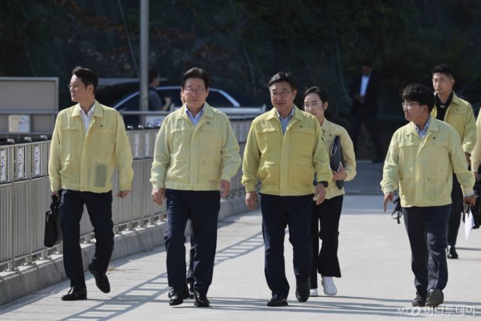 [강릉=뉴시스] 고범준 기자 = 이재명 대통령이 30일 강원 강릉시 성산면 오봉저수지를 방문해 가뭄 피해 상황 등을 점검을 위해 이동하고 있다. 2025.08.30. bjko@newsis.com /사진=고범준