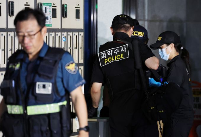 지난 26일 밤 서울 강서구의 한 주상복합건물에서 모녀 3명이 추락하는 사고가 발생해 사고 현장을 경찰 등 관계자들이 수습하고 있다. /사진=뉴스1