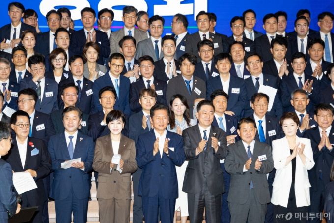 (인천=뉴스1) 유승관 기자 = 정청래 더불어민주당 대표, 김병기 원내대표를 비롯한 의원들이 29일 인천 중구 파라다이스시티 컨벤션센터에서 열린 2025 정기국회 더불어민주당 국회의원 워크숍을 마무리 하며 손뼉치고 있다. 2025.8.29/뉴스1  Copyright (C) 뉴스1. All rights reserved. 무단 전재 및 재배포,  AI학습 이용 금지. /사진=(인천=뉴스1) 유승관 기자