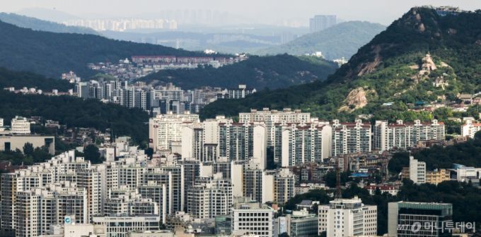 [서울=뉴시스] 정병혁 기자 = 20일 서울 중구 남산에서 서울시내 아파트가 보이고 있다.  김윤덕 국토교통부 장관이 주택 공급대책 발표 시기에 대해 "빠르면 8월 안에 하는 것이 원칙"이라면서도 9월초로 연기될 가능성을 열어뒀다. 준비 중인 주택 공급대책의 방향에 대해서는 "큰 틀에서는 3기 신도시를 속도감 있게, 짜임새 있게 하는 것이 중요하고 수도권 유휴부지 공급 핵심은 신뢰도와 정책 관철 의지"라면서 "주요 수단들을 이용해 수도권 내 양질의 주택을 공급하겠다는 틀로 준비 중"이라고 밝혔다.  2025.08.20. jhope@newsis.com /사진=정병혁