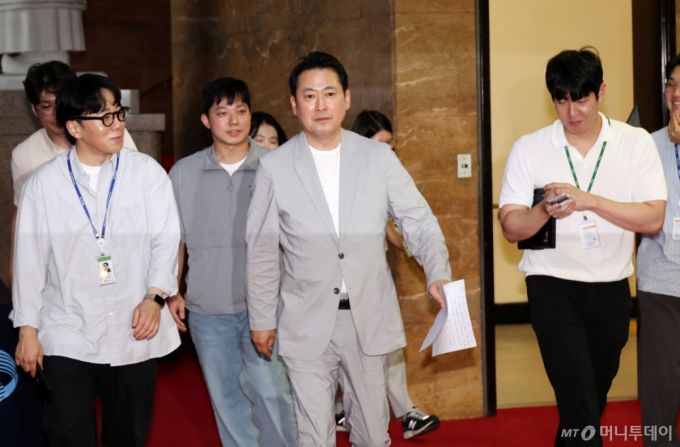 [서울=뉴시스] 김명년 기자 = 장동혁 국민의힘 당 대표가 31일 오후 서울 여의도 국회에서 비공개 회의를 위해 이동하고 있다. 2025.08.31. kmn@newsis.com /사진=김명년