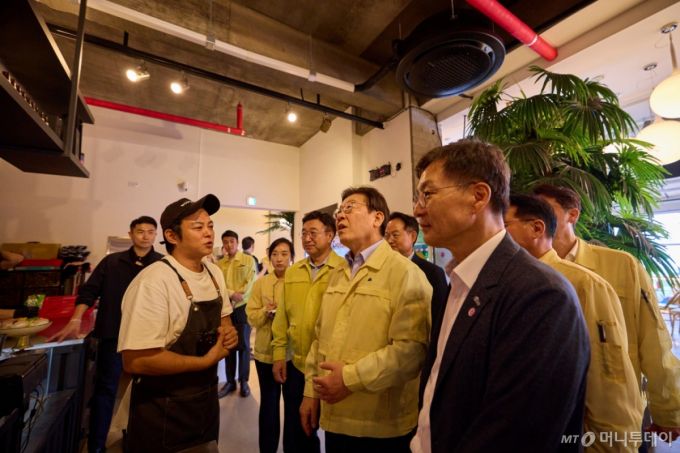(서울=뉴스1) 이재명 기자 = 이재명 대통령이 30일 강원 강릉시 경포대 인근 음식점을 찾아 가뭄으로 인한 피해 상황을 청취하고 있다. (대통령실 제공. 재판매 및 DB 금지) 2025.8.30/뉴스1  Copyright (C) 뉴스1. All rights reserved. 무단 전재 및 재배포,  AI학습 이용 금지. /사진=(서울=뉴스1) 이재명 기자