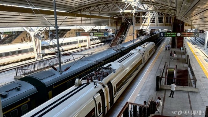 김정은 북한 노동당 총비서가 중국 '전승절'(항일전쟁 및 반파시스트 전쟁 승리) 80주년 행사 참석차 방중이 임박한 1일 오후 중국 베이징역에 열차들이 정차해 있다.   정부 소식통에 따르면 김 총비서는 이날 평양에서 전용 열차를 타고 중국 베이징으로 향할 가능성이 크다. / 사진=뉴스1