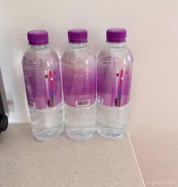 주부 이모씨(41)는 지난달 20일 생수 500ml 60여개를 구매했다. 현재 3개밖에 남지 않아 더 큰 용량으로 추가 구매할 예정이다. /사진=독자제공.