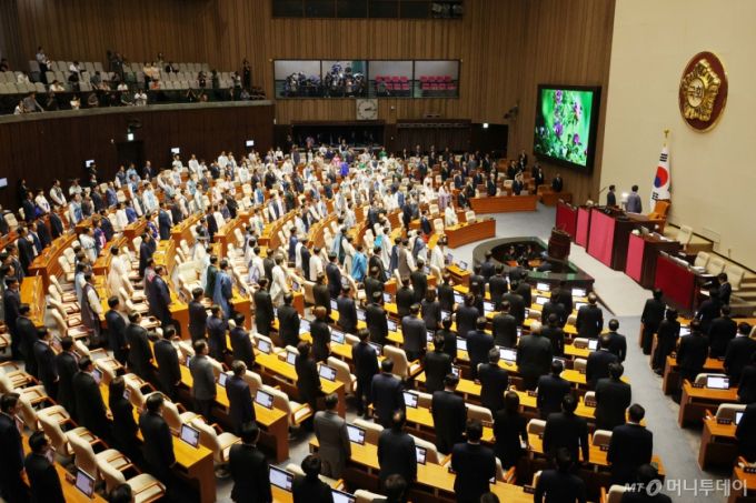[서울=뉴시스] 조성봉 기자 = 1일 서울 여의도 국회에서 열린 제429회 국회(정기회) 제1차 본회의에서 여야 의원들이 애국가를 부르고 있다. 이날 국민의힘 의원들은 한복 대신 상복을 입고 참석했다. 2025.09.01. suncho21@newsis.com /사진=조성봉