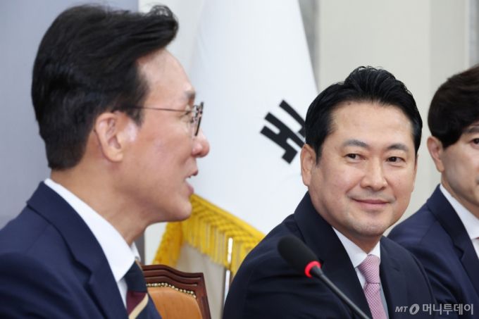 [서울=뉴시스] 김금보 기자 = 장동혁(왼쪽) 국민의힘 대표가 1일 오전 서울 여의도 국회에서 예방 온 김민석 국무총리의 발언을 듣고 있다. 2025.09.01. kgb@newsis.com /사진=김금보