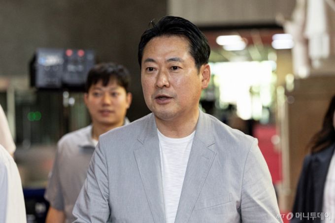 (서울=뉴스1) 이승배 기자 = 장동혁 국민의힘 대표가 31일 오후 서울 여의도 국회 당대표실로 향하고 있다. 2025.8.31/뉴스1  Copyright (C) 뉴스1. All rights reserved. 무단 전재 및 재배포,  AI학습 이용 금지. /사진=(서울=뉴스1) 이승배 기자