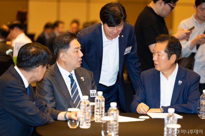 (인천=뉴스1) 유승관 기자 = 정청래 더불어민주당 대표와 김병기 원내대표가 29일 인천 중구 파라다이스시티 컨벤션센터에서 열린 2025 정기국회 더불어민주당 국회의원 워크숍에서 대화하고 있다. 왼쪽부터 서삼석 최고위원, 김 원내대표, 박상혁 원내소통수석부대표, 정 대표. 2025.8.29/뉴스1  Copyright (C) 뉴스1. All rights reserved. 무단 전재 및 재배포,  AI학습 이용 금지. /사진=(인천=뉴스1) 유승관 기자