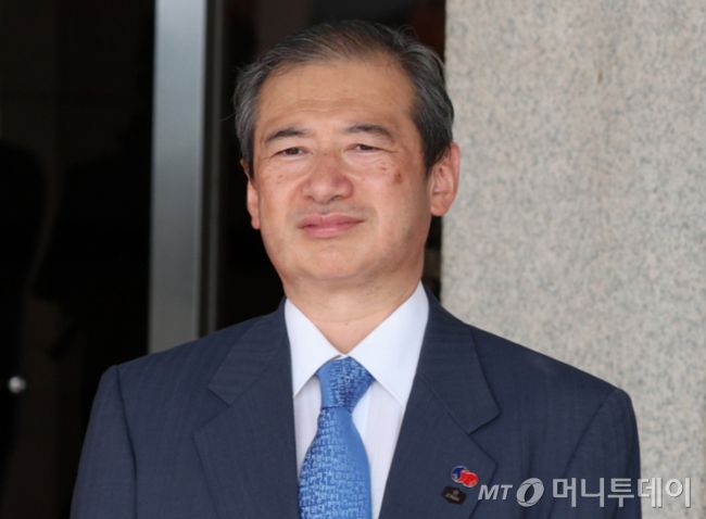 미바에 다이스케 주한일본대사관 총괄공사(왼쪽)가 지난달 23일 오전 경기도 성남 서울공항에서 일본·미국 방문을 위해 출국하는 이재명 대통령의 출국길을 배웅하는 모습. / 사진=뉴스1