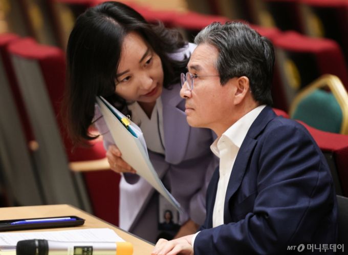 (서울=뉴스1) 허경 기자 = 김용범 정책실장과 전은수 부대변인이 20일 서울 용산 대통령실 청사에서 열린 기자간담회에 앞서 대화하고 있다. 2025.8.20/뉴스1  Copyright (C) 뉴스1. All rights reserved. 무단 전재 및 재배포,  AI학습 이용 금지. /사진=(서울=뉴스1) 허경 기자