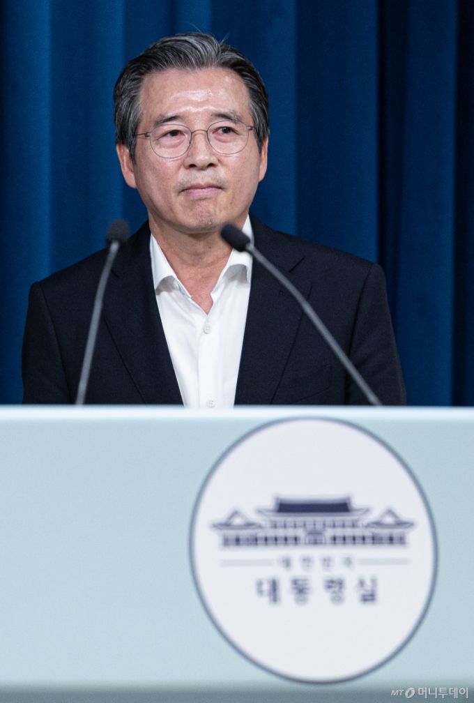 (서울=뉴스1) 이재명 기자 = 김용범 대통령실 정책실장이 10일 서울 용산 대통령실 청사에서 RE100 산단 관련 브리핑을 하기 위해 입장하고 있다. 2025.7.10/뉴스1  Copyright (C) 뉴스1. All rights reserved. 무단 전재 및 재배포,  AI학습 이용 금지. /사진=(서울=뉴스1) 이재명 기자