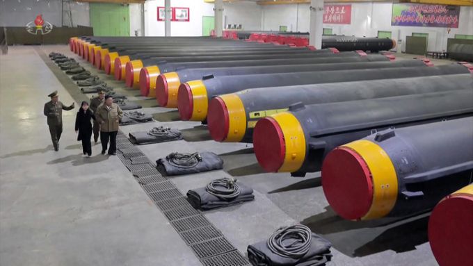 [서울=뉴시스] 조선중앙TV는 2023년 1월 1일 김정은 북한 국무위원장이 딸 김주애와 함께 미사일을 둘러보는 모습을 조선노동당 중앙위원회 제6차 전원회의 관련 내용과 함께 보도했다. (사진=조선중앙TV 캡처) 2025.09.01. photo@newsis.com *재판매 및 DB 금지