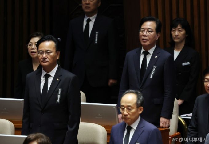 [서울=뉴시스] 김명년 기자 = 송언석 국민의힘 원내대표가 1일 오후 서울 여의도 국회에서 열린 제22대 제429회국회(정기회) 개회식에 상복을 입고 참석해 있다. 2025.09.01. kmn@newsis.com /사진=김명년