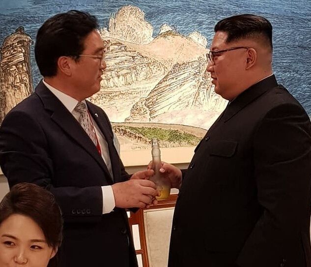우원식 국회의장과 김정은 북한 노동당 총비서 겸 국무위원장이 2018년 4월 판문점에서 진행된 남북정상회담 환영 만찬에서 술을 마시는 모습. / 사진=우원식 국회의장 소셜미디어