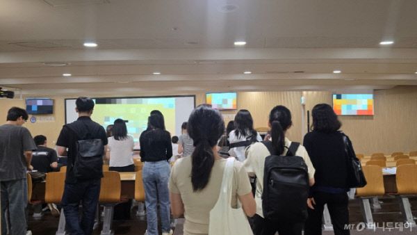 지난해 2월 집단사직한 전공의들이 복귀한 첫날인 1일 오후 서울 서대문구 연세대학교 신촌세브란스병원 지하 '서암강당'에서 전공의 오리엔테이션(OT)이 진행됐다. /사진=홍효진 기자