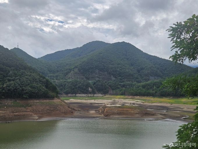 2일 오전 강원 강릉시 오봉저수지의 모습. 물로 가득차야 할 이곳은 바닥을 드러냈다. /사진=박상혁 기자.