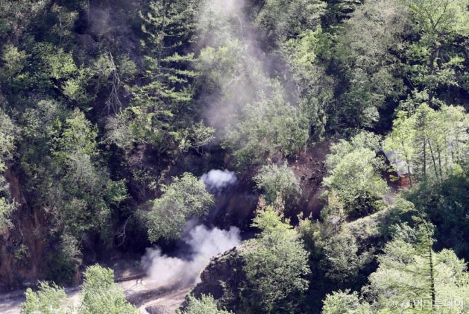 24일 북한 핵무기연구소 관계자들이 함경북도 길주군 풍계리 핵실험장 폐쇄를 위한 폭파 작업을 했다. 3번 갱도 폭파순간 흙과 돌무더기가 무너져 내리고 있다.(사진공동취재단) 2018.5.25/뉴스1 /사진=사진공동취재단