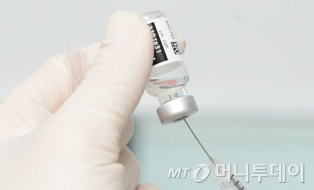 울산 남구보건소에서 코로나19와 인플루엔자 백신을 동시 접종을 실시하고 있다./사진=[울산=뉴시스] 배병수 기자