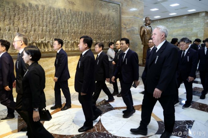 [서울=뉴시스] 조성봉 기자 = 성일종, 인요한, 박정하 국민의힘 의원을 비롯한 의원들이 1일 서울 여의도 국회에서 열린 제429회 국회(정기회) 제1차 본회의에 상복을 입고 참석하고 있다. 2025.09.01. suncho21@newsis.com /사진=조성봉