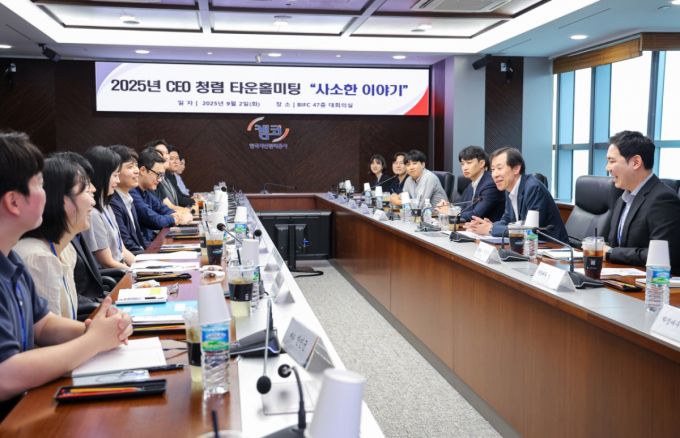 정정훈 캠코 사장(오른쪽에서 2번째)아 작원과 청렴 타운홀미팅을 하고 있다./사진제공=캠코