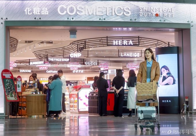 (서울=뉴스1) = 신세계면세점이 인천공항 제2터미널점에 뷰티 및 주류 테마존을 포함한 신규 매장을 추가 오픈하며, 체험형 쇼핑공간 ‘신세계 존(zone)’을 완성했다고 26일 밝혔다. ? 지난 25일 추가 오픈한 매장은 메이크업·향수 특화 공간과 주류·담배·식품 공간으로, 각각 서편과 동편에 위치해 있다. 총 240여개의 브랜드가 입점한 ‘신세계존’은 총 2,880㎡(약?871평) 규모의 원스톱 쇼핑공간으로 완성됐다. (신세계면세점 제공) 2024.11.26/뉴스1  Copyright (C) 뉴스1. All rights reserved. 무단 전재 및 재배포,  AI학습 이용 금지. /사진=(서울=뉴스1)