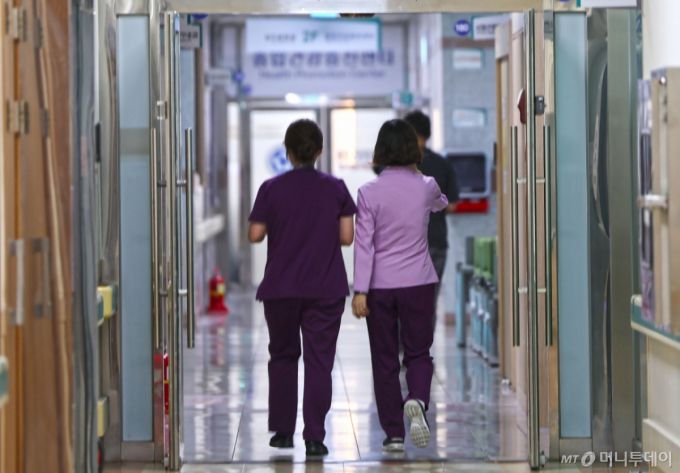 (광주=뉴스1) 박지현 기자 = 상당수 전공의가 복귀한 1일 광주 동구 조선대학교 병원에서 의료진이 병원 복도를 이동하고 있다. 2025.9.1/뉴스1  Copyright (C) 뉴스1. All rights reserved. 무단 전재 및 재배포,  AI학습 이용 금지. /사진=(광주=뉴스1) 박지현 기자