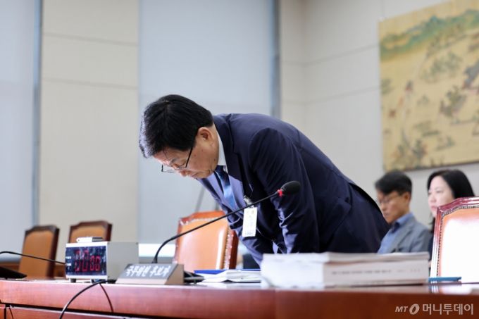 (서울=뉴스1) 이승배 기자 = 최교진 사회부총리 겸 교육부 장관 후보자가 2일 서울 여의도 국회 교육위원회에서 열린 인사청문회에 출석해 인사하고 있다. 2025.9.2/뉴스1  Copyright (C) 뉴스1. All rights reserved. 무단 전재 및 재배포,  AI학습 이용 금지. /사진=(서울=뉴스1) 이승배 기자