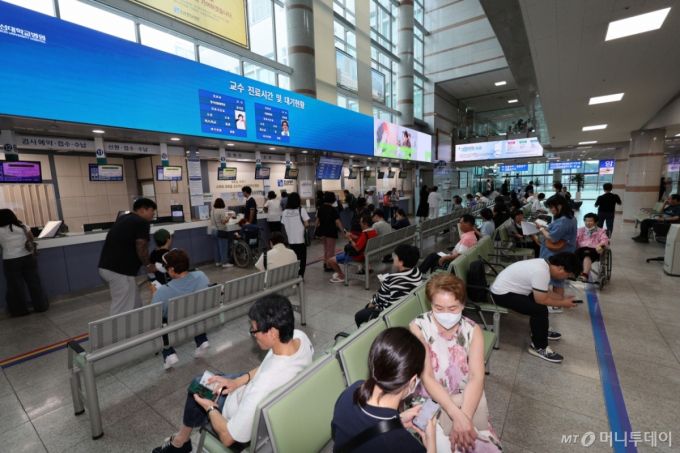 (광주=뉴스1) 박지현 기자 = 상당수 전공의가 복귀한 1일 광주 동구 조선대학교 병원 1층 로비에 환자들이 진료 후 대기하고 있다.  2025.9.1/뉴스1  Copyright (C) 뉴스1. All rights reserved. 무단 전재 및 재배포,  AI학습 이용 금지. /사진=(광주=뉴스1) 박지현 기자