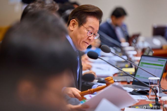 (서울=뉴스1) 허경 기자 = 이재명 대통령이 2일 서울 용산 대통령실 청사에서 열린 제40회 국무회의에서 의사봉을 두드리고 있다. (대통령실 제공. 재판매 및 DB 금지) 2025.9.2/뉴스1  Copyright (C) 뉴스1. All rights reserved. 무단 전재 및 재배포,  AI학습 이용 금지. /사진=(서울=뉴스1) 허경 기자