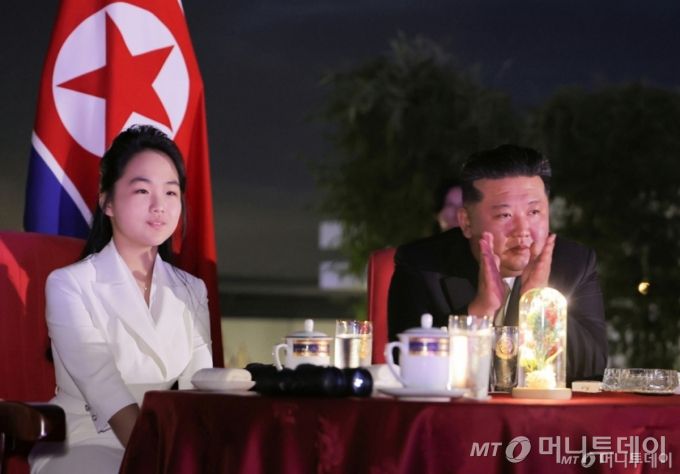 북한 노동당 기관지 노동신문은 지난달 26일 "세계를 앞서나가려는 우리 인민의 애국적 열정을 배가해주는 긍지스럽고 고무적인 창조물인 원산갈마해안관광지구 준공식이 6월 24일에 성대히 진행됐다"고 보도했다. 행사에는 리설주 여사와 딸 김주애가 동행했다. / 사진=뉴스1(노동신문)