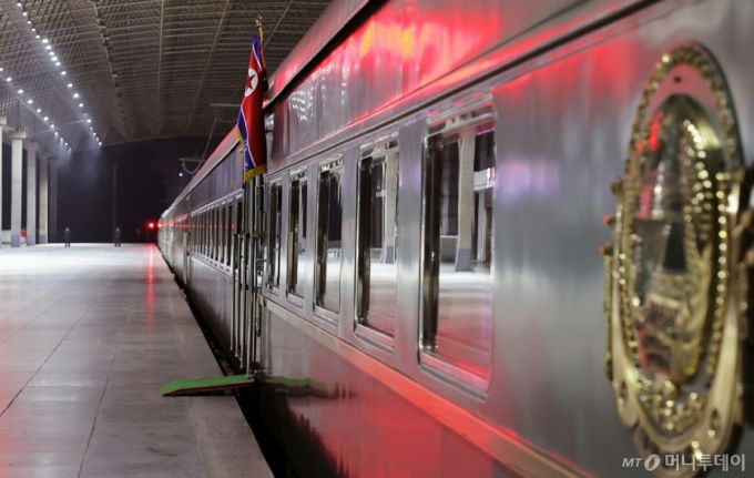 (평양 노동신문=뉴스1) = 북한 노동당 기관지 노동신문은 2일 김정은 당 총비서가 중국 인민항일전쟁 및 세계반파쑈전쟁승리(전승절) 80주년 기념행사에 참석하기 위해 지난 1일 전용열차로 출발해 2일 새벽 국경을 통과했다고 보도했다. [국내에서만 사용가능. 재배포 금지. DB 금지. For Use Only in the Republic of Korea. Redistribution Prohibited] rodongphoto@news1.kr  Copyright (C) 뉴스1. All rights reserved. 무단 전재 및 재배포,  AI학습 이용 금지. /사진=(평양 노동신문=뉴스1)