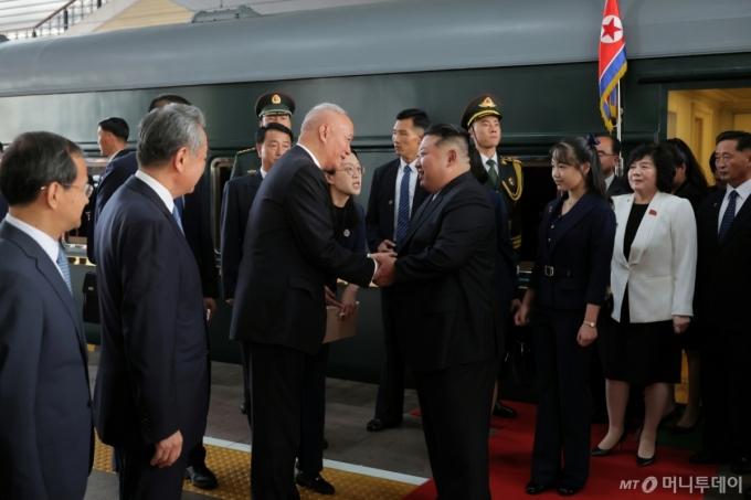 북한 노동당 기관지 노동신문은 3일 "김정은 동지께서 2일 오후 중국인민항일전쟁 및 세계반파쇼전쟁승리(전승절) 80돌(주년) 기념행사에 참석하시기 위해 전용열차로 중화인민공화국의 수도 베이징에 도착했다"라고 보도했다. 사진에는 딸 주애가 함께 동행한 것으로 확인됐다. / 사진=뉴스1(노동신문)