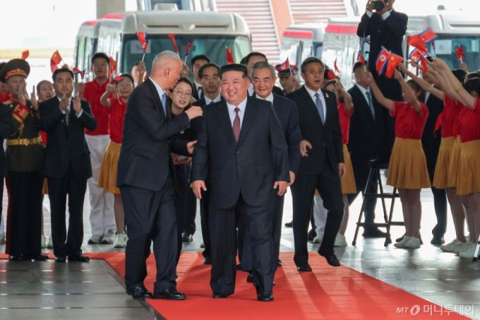 북한 노동당 기관지 노동신문은 3일 "김정은 동지께서 2일 오후 중국인민항일전쟁 및 세계반파쇼전쟁승리(전승절) 80돌(주년) 기념행사에 참석하시기 위해 전용열차로 중화인민공화국의 수도 베이징에 도착했다"라고 보도했다. 사진에는 딸 주애가 함께 동행한 것으로 확인됐다. / 사진=뉴스1(노동신문)