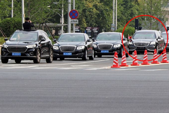 2일 김정은 북한 국무위원장이 탑승한 것으로 추정되는 차량 행렬이 중국 베이징역을 출발하고 있다. /사진=뉴스1(로이터)