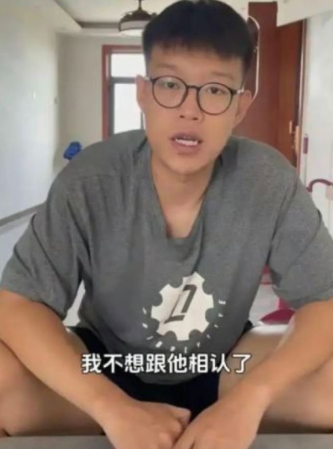 생활비를 두고 격렬한 논쟁이 벌어지던 중, 런쩌(위)는 장쩌민을 밀치고 목을 조르며 "너는 내 아버지가 아니야"라고 소리쳤다. /사진=웨이보