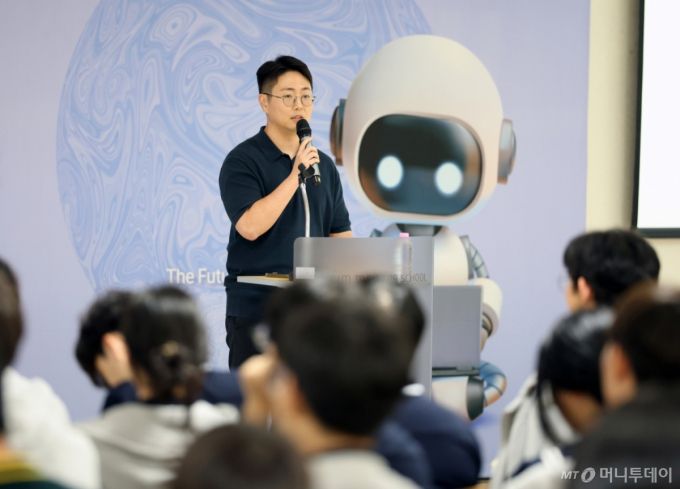 허상우 네이버 AI 리스크 매니지먼트 센터 PL이 3일 서울 관악구 미림마이스터고등학교에서 머니투데이와 한국지능정보사회진흥원 공동주최로 열린 'U클린 토크콘서트 2025'에서 강연하고 있다. /사진=이기범 기자 leekb@