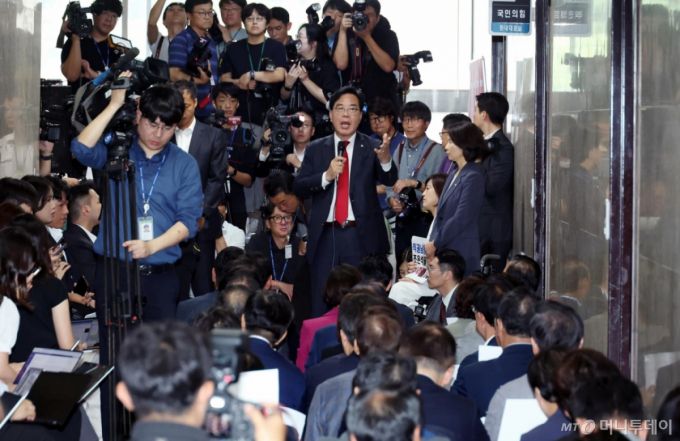 [서울=뉴시스] 고승민 기자 = 송언석 국민의힘 원내대표와 의원들이 3일 서울 여의도 국회 원내대표실 앞에서 의원들과 함께 특검 긴급 의원총회를 하고 있다. 2025.09.03. kkssmm99@newsis.com /사진=고승민