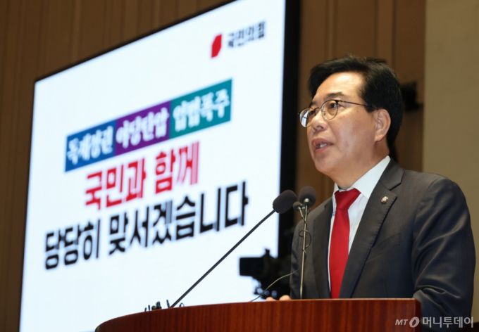 [서울=뉴시스] 고승민 기자 = 송언석 국민의힘 원내대표 등 의원들이 3일 서울 여의도 국회에서 발언을 하고 있다. 2025.09.03. kkssmm99@newsis.com /사진=고승민