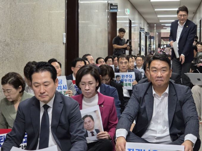 장동혁 국민의힘 대표(앞줄 왼쪽)와 정희용 사무총장 등 국민의힘 의원들이 3일 서울 여의도 국회 국민의힘 원내대표실 앞에서 특검의 압수수색에 대항하는 농성을 하고 있다./사진=박상곤 머니투데이 기자