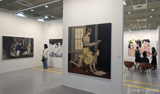 3일 서울 강남구 코엑스에서 열린 키아프·프리즈 서울에 그림이 전시돼 있다. /사진 = 오진영 기자